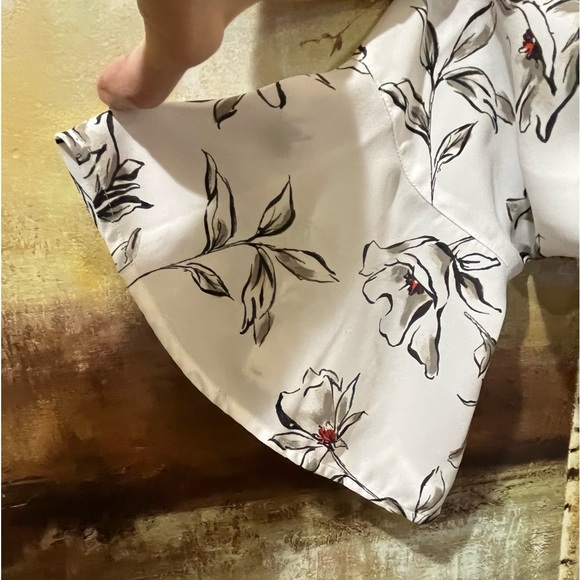 EUC APT.9 Pretty Floral Blouse with hidden button front placket. - Picture 3 of 7